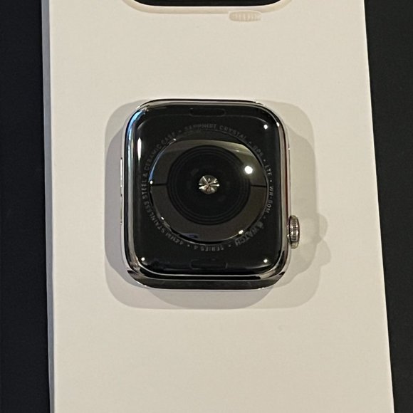 Amazon.com: Apple Watch SE (GPS, 44mm) - Silver Aluminum  44mm Apple iWatch
